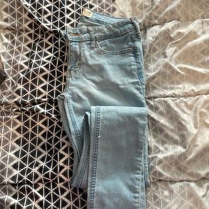 hollister light washed jeans. barely worn, like new